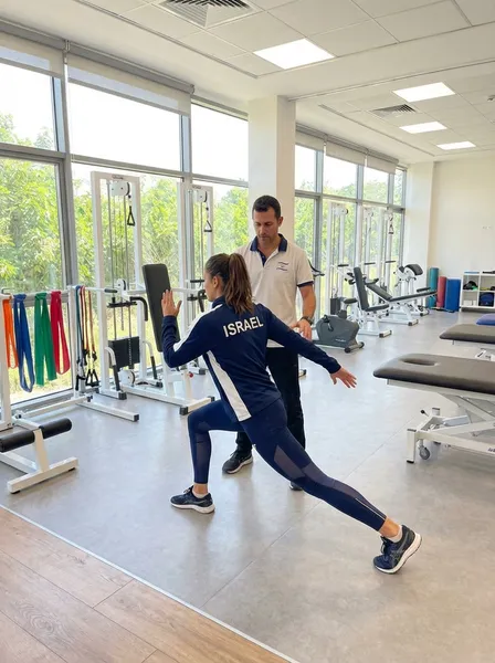 ספורטאי בתנועה דינמית במהלך שיקום פיזיותרפי